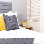 Yellow Rose 1Br Opposite West Kensington Station