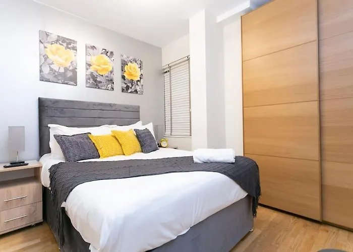 Yellow Rose 1Br Opposite West Kensington Station