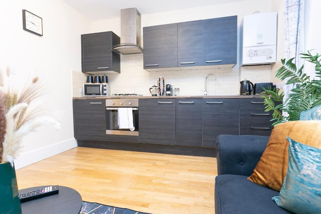 Yellow Rose 1br Opposite West Kensington Station Apartment *