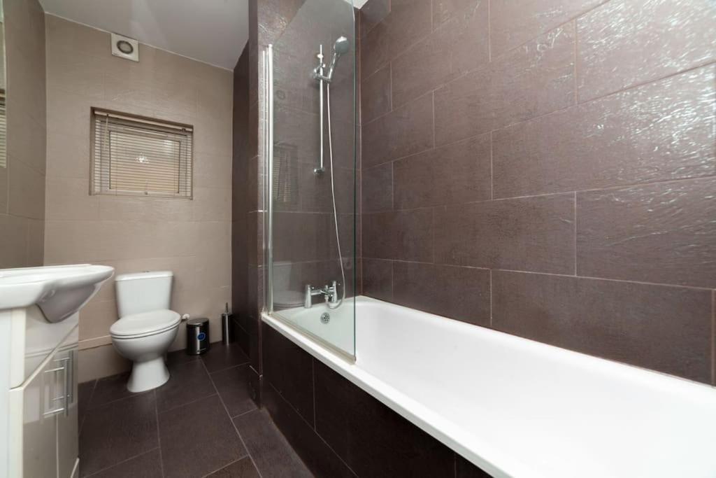 Yellow Rose 1br Opposite West Kensington Station Apartment London