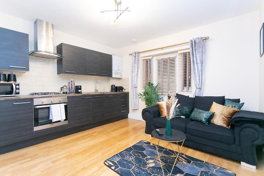 Yellow Rose 1br Opposite West Kensington Station Apartment *