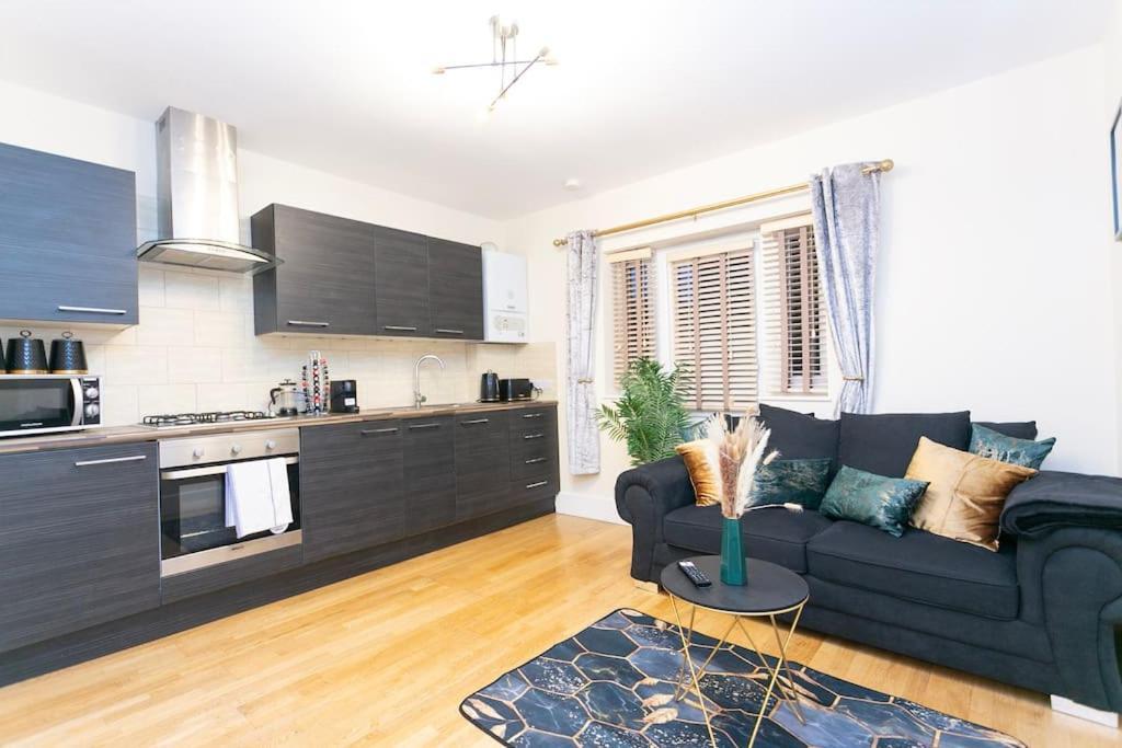 Yellow Rose 1br Opposite West Kensington Station *