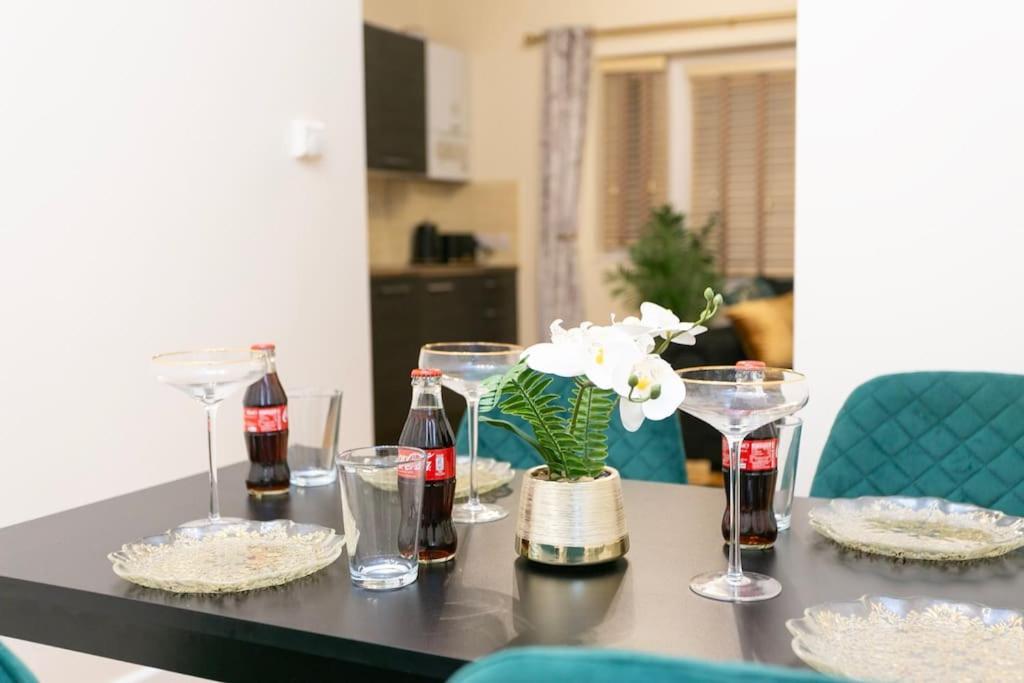 Yellow Rose 1br Opposite West Kensington Station * London