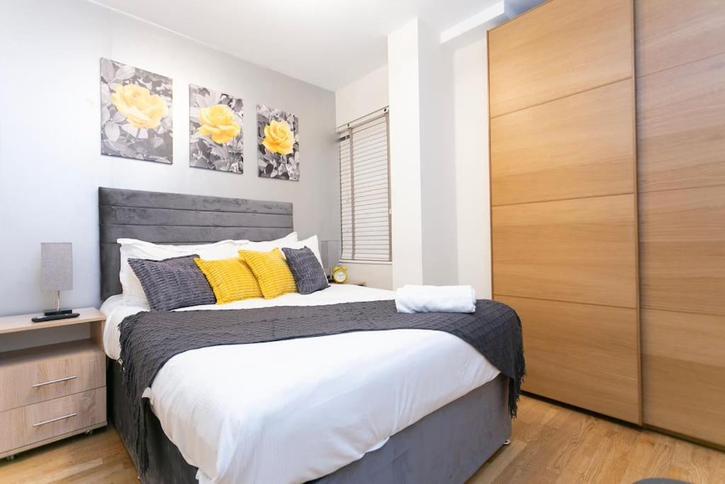 Yellow Rose 1br Opposite West Kensington Station Apartment *